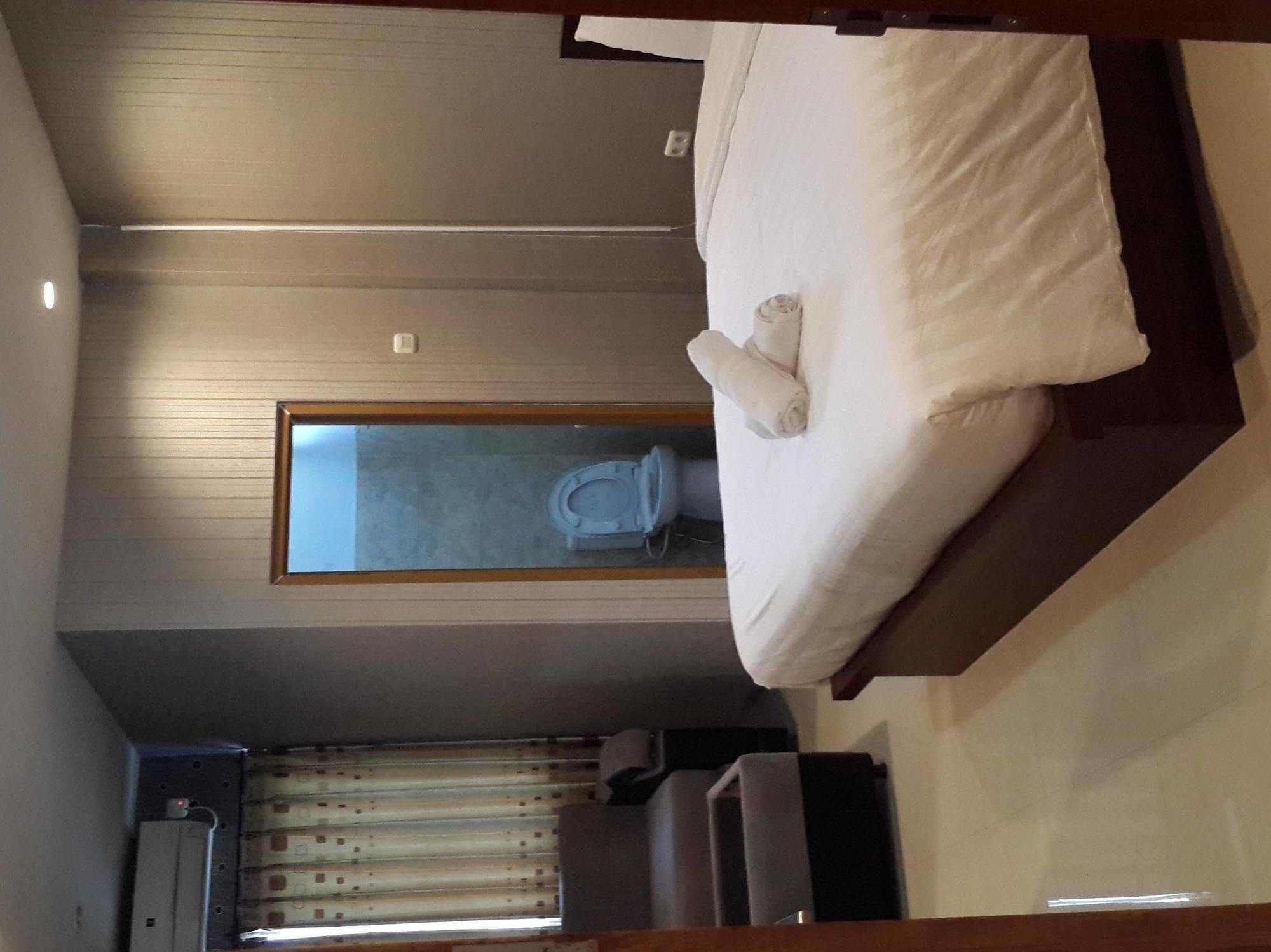 Reddoorz Plus @ Paal 2 Manado Exterior photo